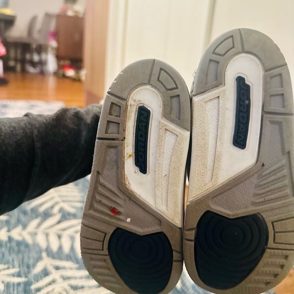 Toddler Jordan 3 Retro Sneakers (size 10c) - Picture 4 of 5